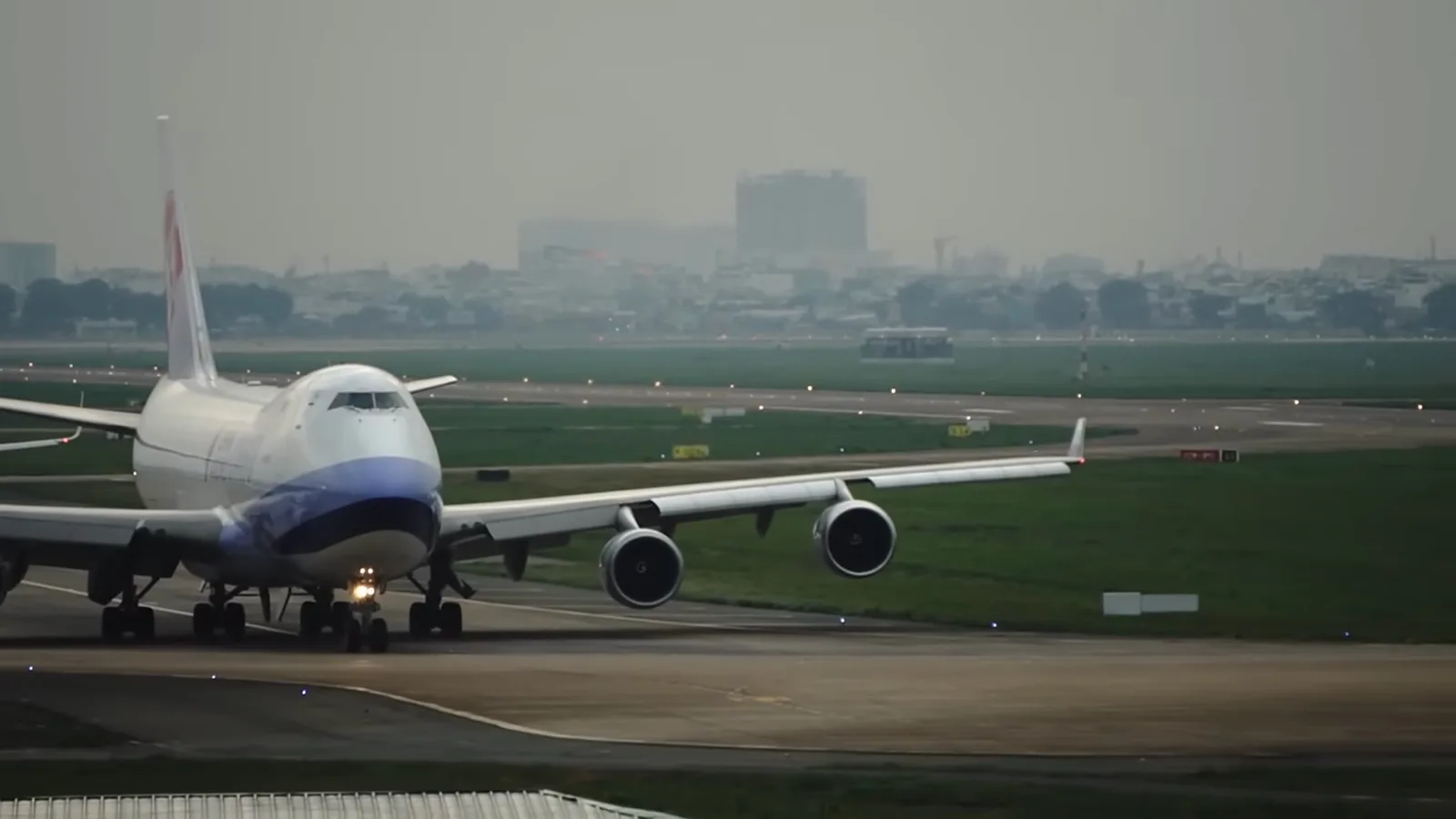 Cargo Boeing 747 taxiing on a hazy runway, the kind of transfer plane that carried Alexander Vinnik from France to the United States in August 2022 Cargo Boeing 747 taxiing on a hazy runway, the kind of transfer plane that carried Alexander Vinnik from France to the United States in August 2022